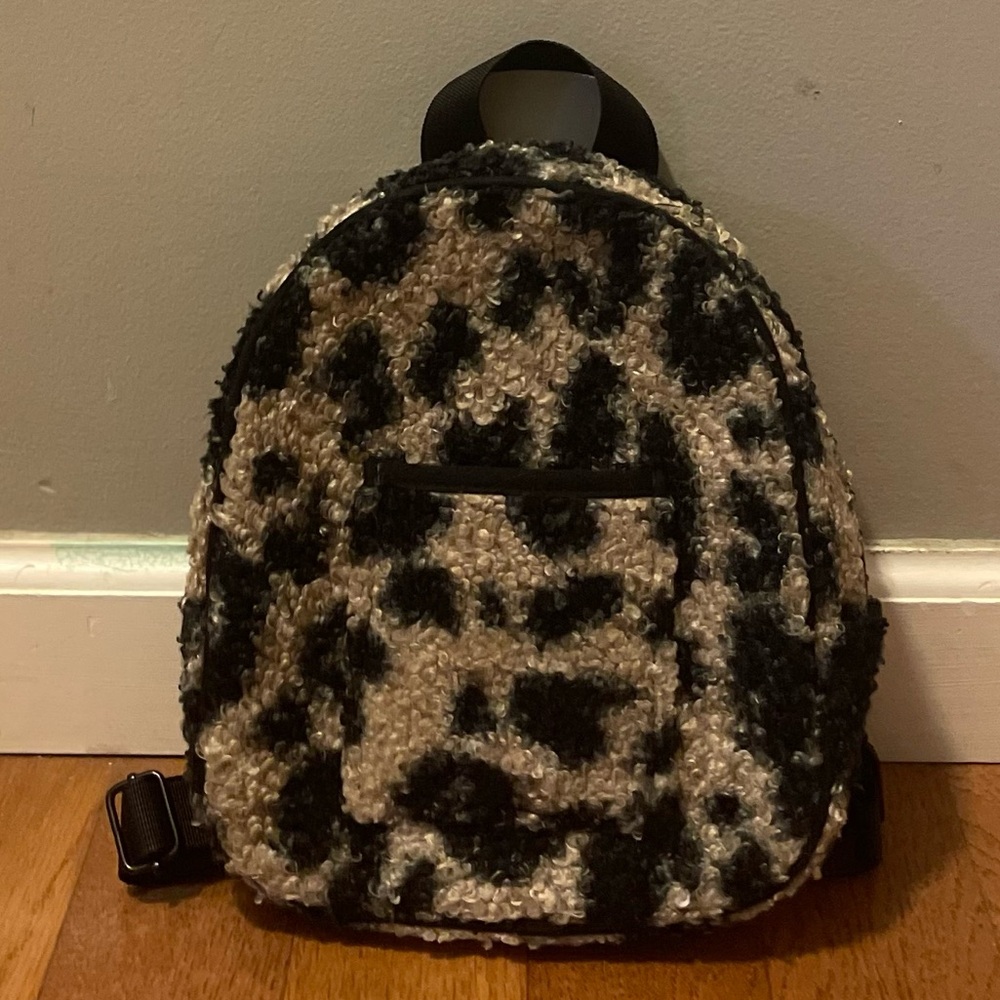 Leopard Print Textured Backpack - Picture 3 of 3